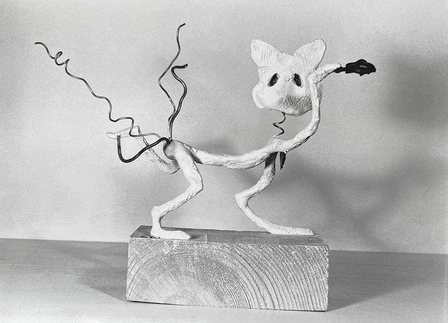 Le chat danseur en plâtre